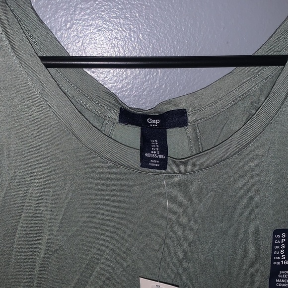 NWT green gap t-shirt! See through back material. - Picture 2 of 5
